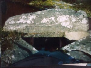 Σκόπελος Σεντούκια, Αρχαιολογικοί Χώροι, Αξιοθέατα, Σεντούκια Τάφοι. Βουνό Καρυά