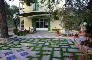 Aretousa Studios & Apartments