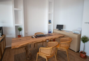 Σκόπελος Φλοίσβος Διαμερίσματα, Φλοίσβος Παραθαλάσσια Διαμερίσματα, Διαμερίσματα Στούντιος Λουτράκι, Γλώσσα, Σποραδες